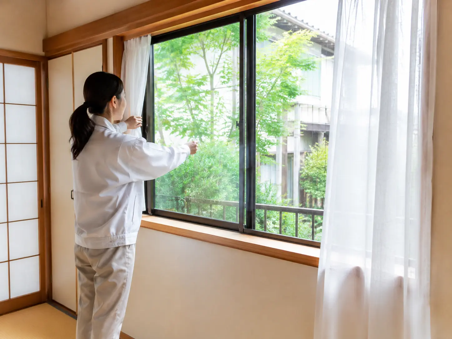 空き家の窓を開けて換気する様子